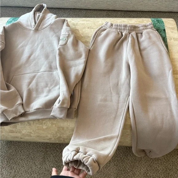 Women’s Comfrt Tan mauve Sweatshirt and Sweatpants Set - Picture 2 of 5